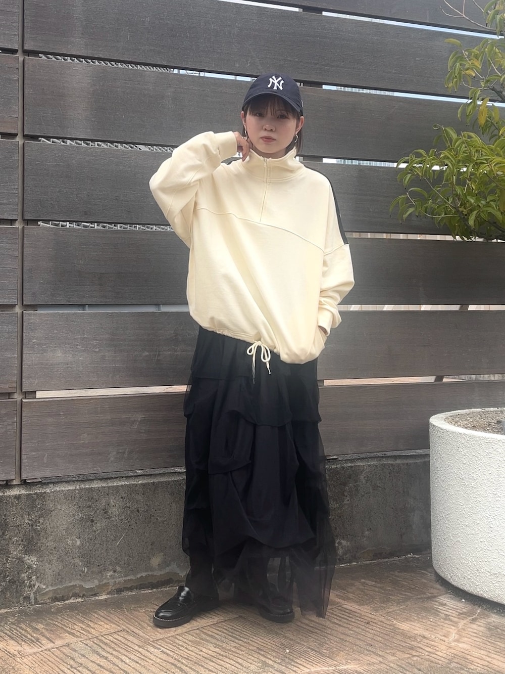 ホワイト系のTシャツ/カットソー、ブラック系のスカート、ピンク系のトートバッグを着用したレディースの春コーディネートの3枚目の写真