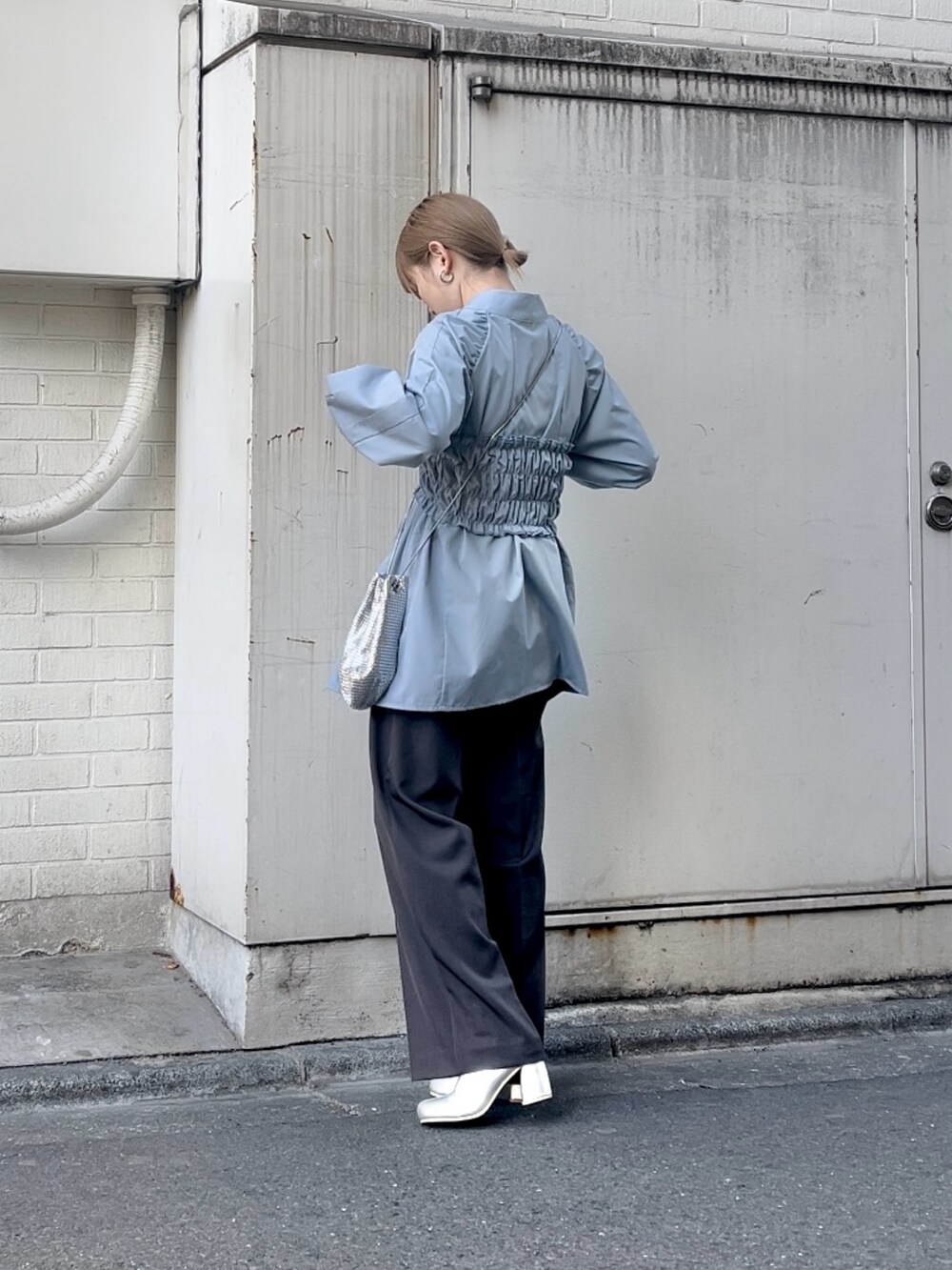「KBF、kbf_ootd、お出かけコーデ、ショルダーバッグ、シンプルコーデ、ブーツ、パンツスタイル、春コーデ、ブラウス、カラーコーデ、ビスチェ、カラー×コーデ、低身長、低身長コーデ、春色」｜「KBFのシャーリングビスチェSETブラウス（シャツ/ブラウス、ブルー系）」を使った、serikaさん（レディース・153cm）の冬コーディネートの3枚目の写真