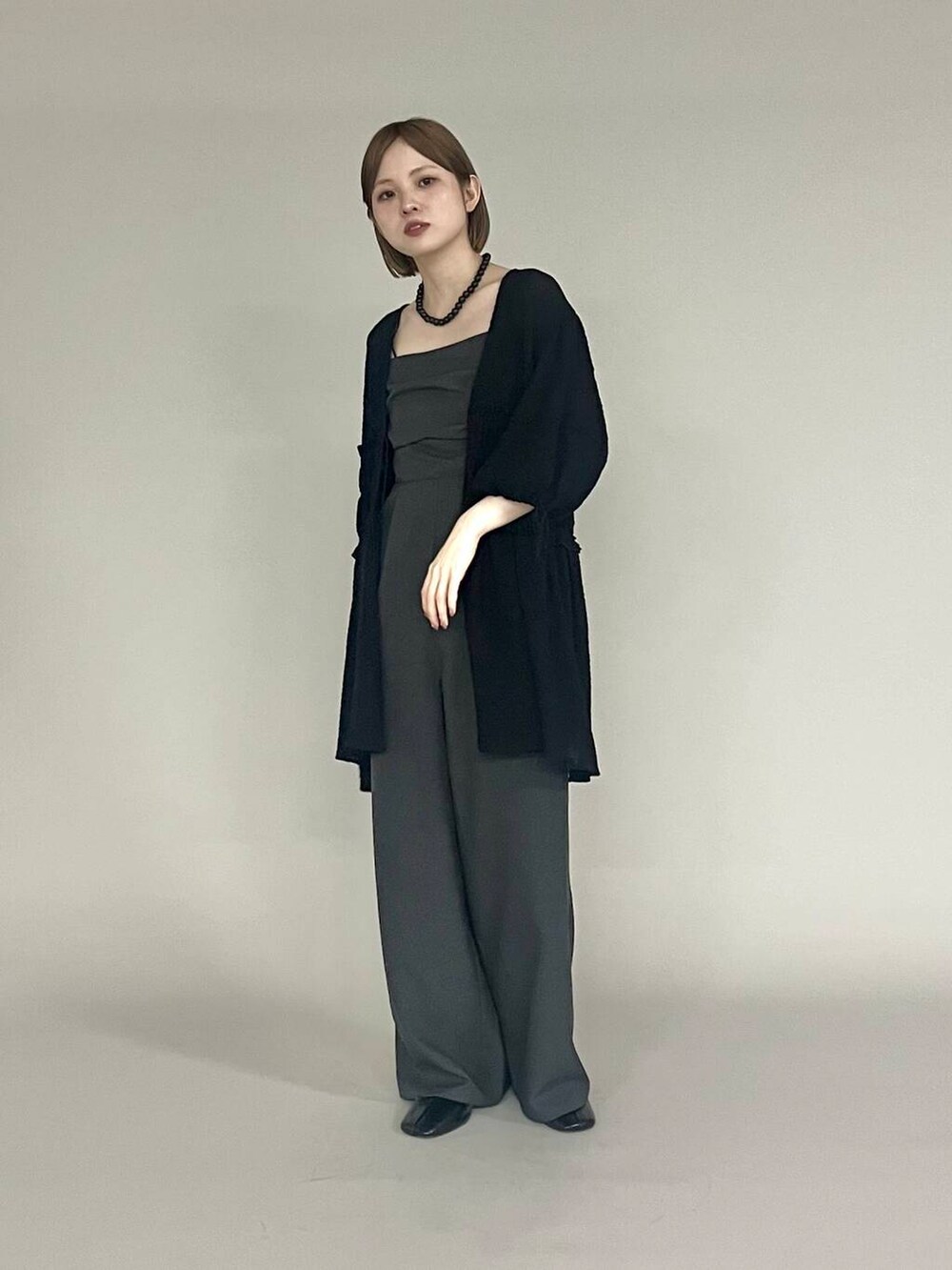 ブラック系のパンプス、グレー系のサロペット/オーバーオール、ブラック系のシャツ/ブラウスを着用したレディースの夏コーディネートの3枚目の写真