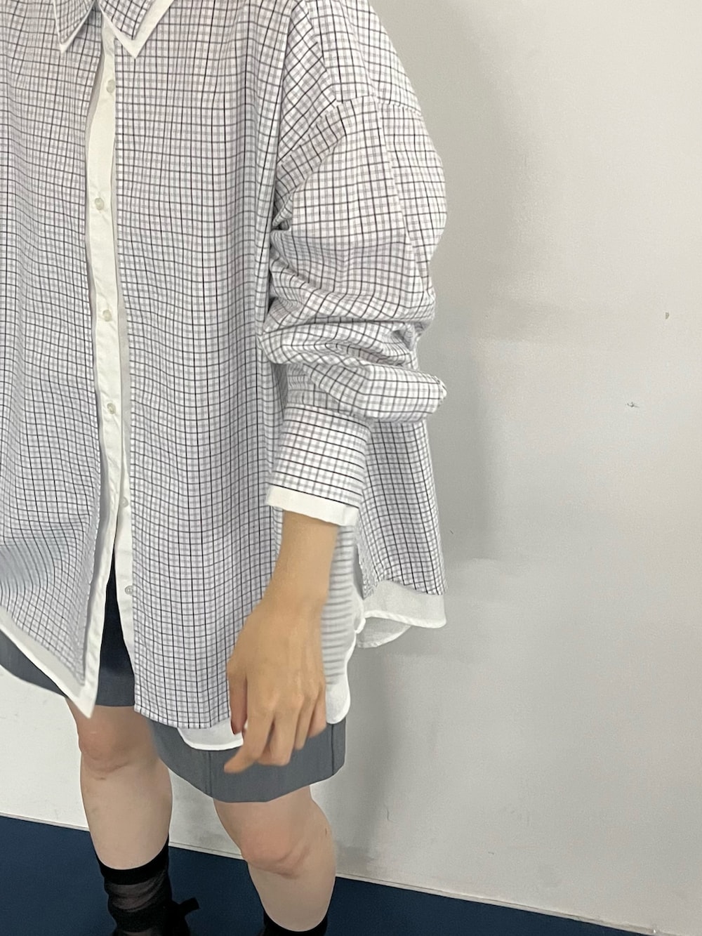 ブラウン系のシャツ/ブラウス、グレー系のその他パンツ、ブラック系のスニーカーを着用したレディースの夏コーディネートの2枚目の写真