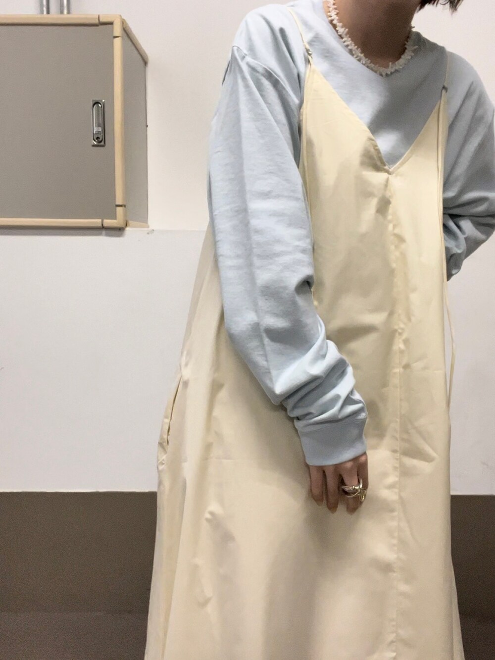 「KBF、kbf_ootd、お出かけコーデ、ワンピース、ハット、チューリップハット、グルカサンダル、ロンT、Tシャツ、ロングワンピース、春夏コーデ、きれいめカジュアル、レイヤードスタイル、キャミワンピ」｜「KBFのグルカサンダル（サンダル、ホワイト系）」を使った、serikaさん（レディース・153cm）の春コーディネートの3枚目の写真