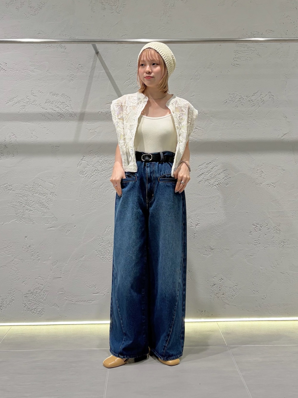 ホワイト系のキャミソール、ホワイト系のシャツ/ブラウス、ベージュ系のその他シューズを着用したレディースの春コーディネートの4枚目の写真