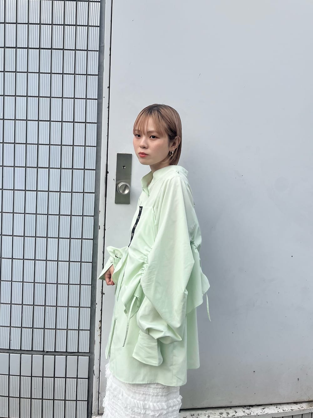 「KBF、kbf_ootd、ロングスカート、きれいめカジュアル、淡色コーデ、ブラウス、ビスチェ、Iラインスカート、スカート、春コーデ、低身長、低身長コーデ、骨格ナチュラル」｜「KBFのホックビスチェSETブラウス（シャツ/ブラウス、グリーン系）」を使った、serikaさん（レディース・153cm）の冬コーディネートの4枚目の写真