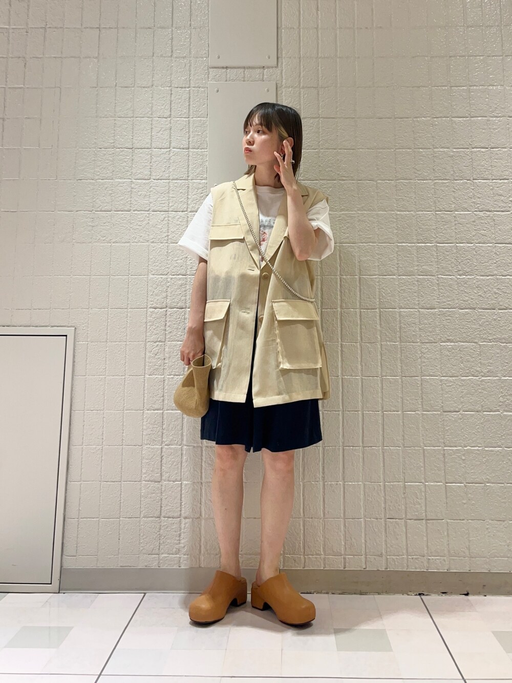 ベージュ系のベスト、ホワイト系のTシャツ/カットソー、ブルー系のその他パンツを着用したレディースの春コーディネートの4枚目の写真