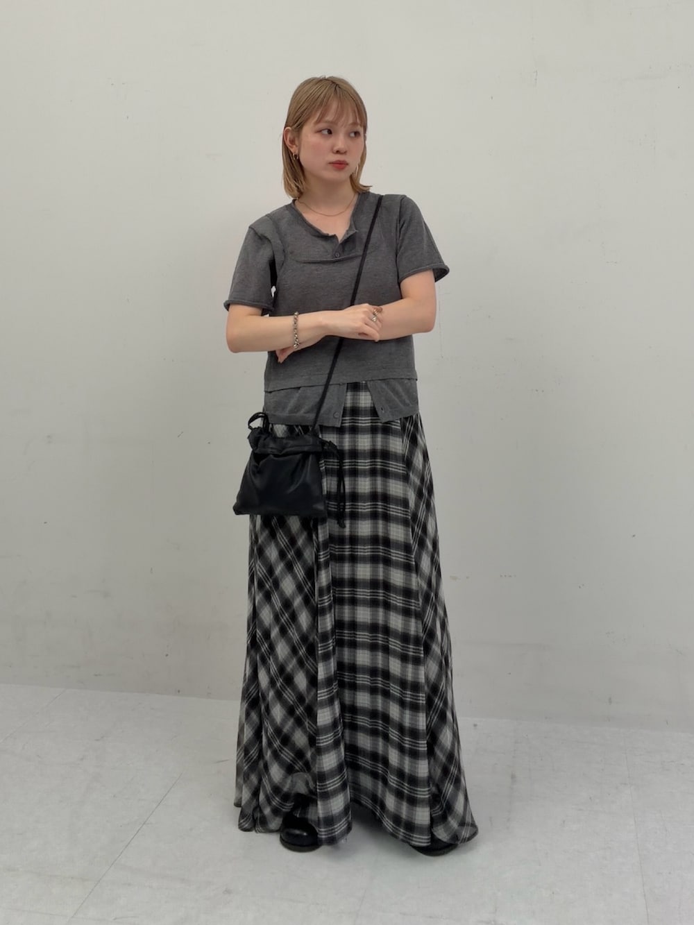 ブラック系のワンピース、ブラック系のショルダーバッグ、ブラック系のサンダルを着用したレディースの春コーディネートの3枚目の写真