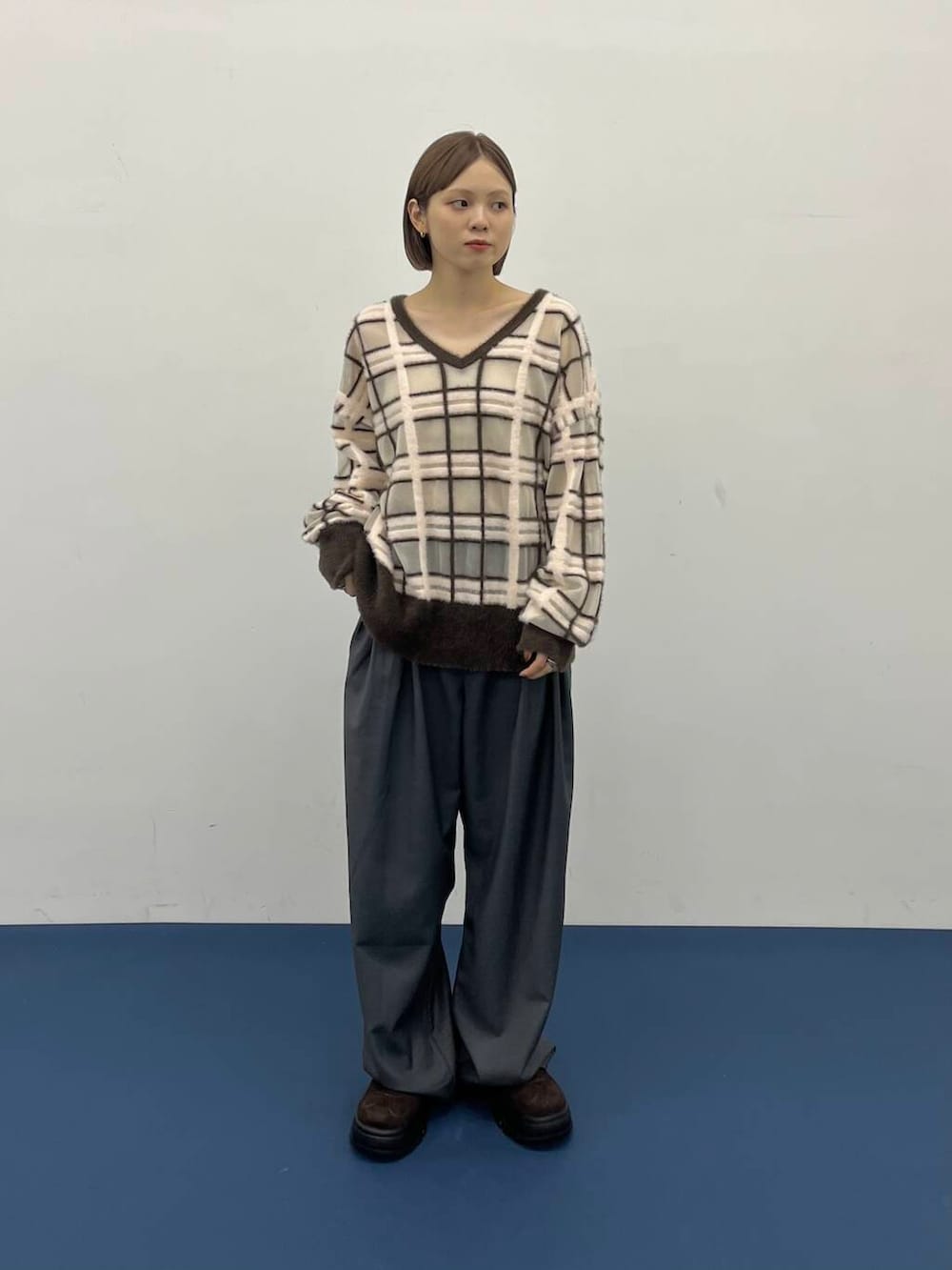 「秋コーデ、イージーパンツ、kbf_ootd、KBF、スリッポン、低身長、パンツスタイル、低身長コーデ、シアーニット、秋ニット、チェック柄、シアートップス、ゆるニット、厚底シューズ、チェックニット」｜「KBFのスパゲティストラップカップ付きキャミ（キャミソール、ベージュ系）」を使った、serikaさん（レディース・153cm）の夏コーディネートの3枚目の写真