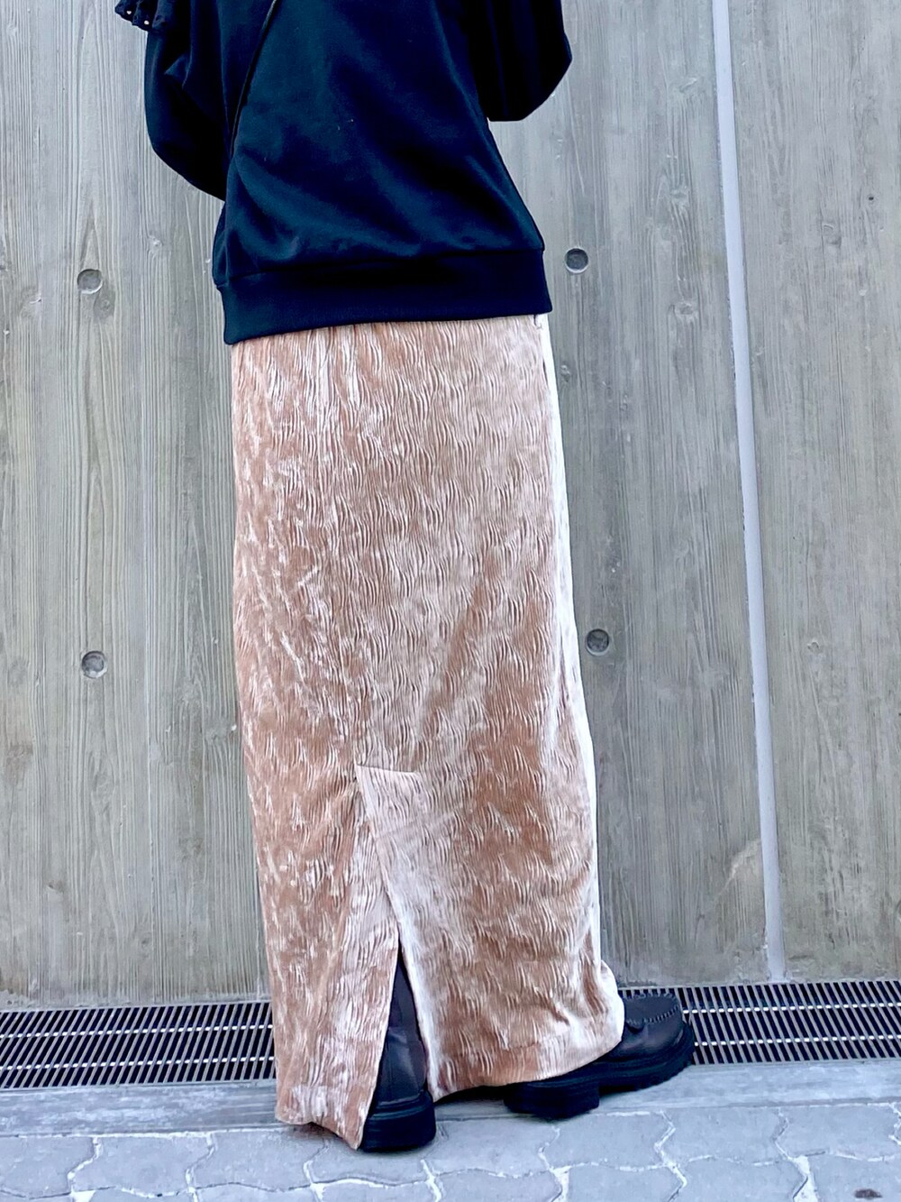「KBF、kbf_ootd、低身長、スウェット、ミニバッグ、レース、スカート、きれいめカジュアル、ベロア、春コーデ、ショートブーツ、オトナカジュアル、ピンク×ブラック、スカートスタイル、タイトスカート」｜「KBFのクリンクルベロアタイトスカート（スカート、ブラック系）」を使った、serikaさん（レディース・153cm）の冬コーディネートの2枚目の写真