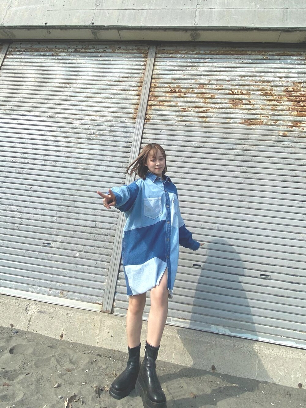 「休日スタイル、春服、おしゃれさんと繋がりたい、骨格ウェーブ、シンプルスタイル、オトナカジュアル、カジュアルコーデ、低身長コーデ、デニム、秋冬コーデ、モードカジュアル、カラーコーデ」｜「Rodeo Crownsのアイテム（シャツ/ブラウス、ブルー系）」を使った、もえかさん（レディース・152cm）の冬コーディネートの3枚目の写真