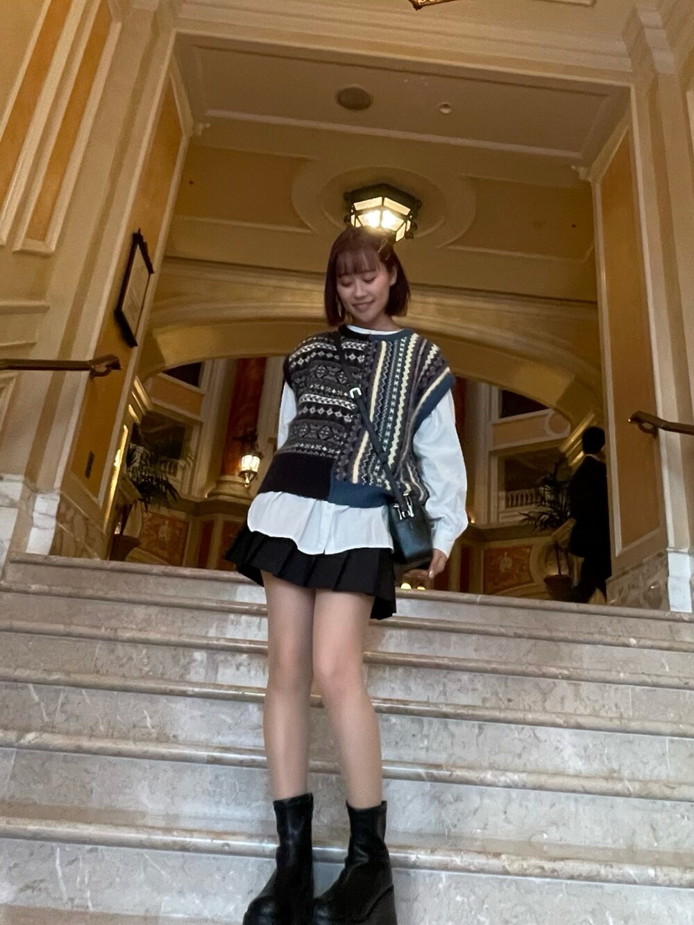 「大人カジュアル、休日コーデ、低身長コーデ、きれいめカジュアル、厚底シューズ、カジュアルガーリー、ブラウス、ディズニーコーデ、ブラック、152cm、ホテルミラコスタ」｜「BEAMSのアイテム（ニット/セーター、グリーン系）」を使った、もえかさん（レディース・152cm）の夏コーディネートの2枚目の写真