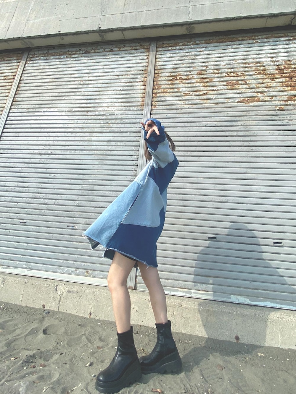 「休日スタイル、春服、おしゃれさんと繋がりたい、骨格ウェーブ、シンプルスタイル、オトナカジュアル、カジュアルコーデ、低身長コーデ、デニム、秋冬コーデ、モードカジュアル、カラーコーデ」｜「Rodeo Crownsのアイテム（シャツ/ブラウス、ブルー系）」を使った、もえかさん（レディース・152cm）の冬コーディネートの2枚目の写真