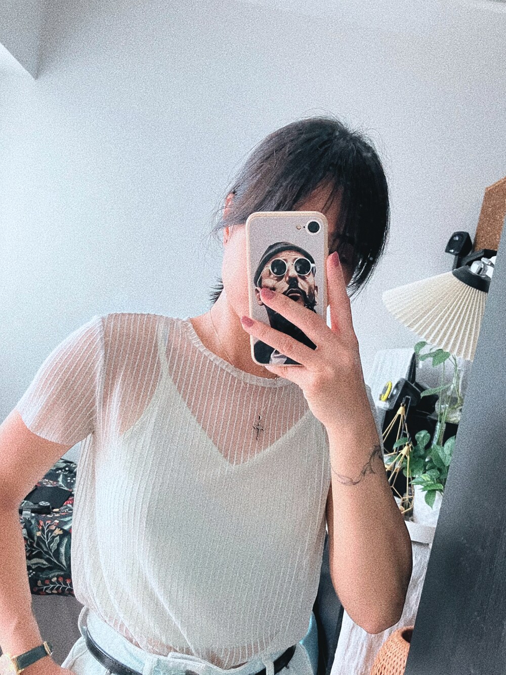 その他のデニムパンツ、その他のニット/セーター、その他のスニーカーを着用したレディースの秋コーディネートの2枚目の写真