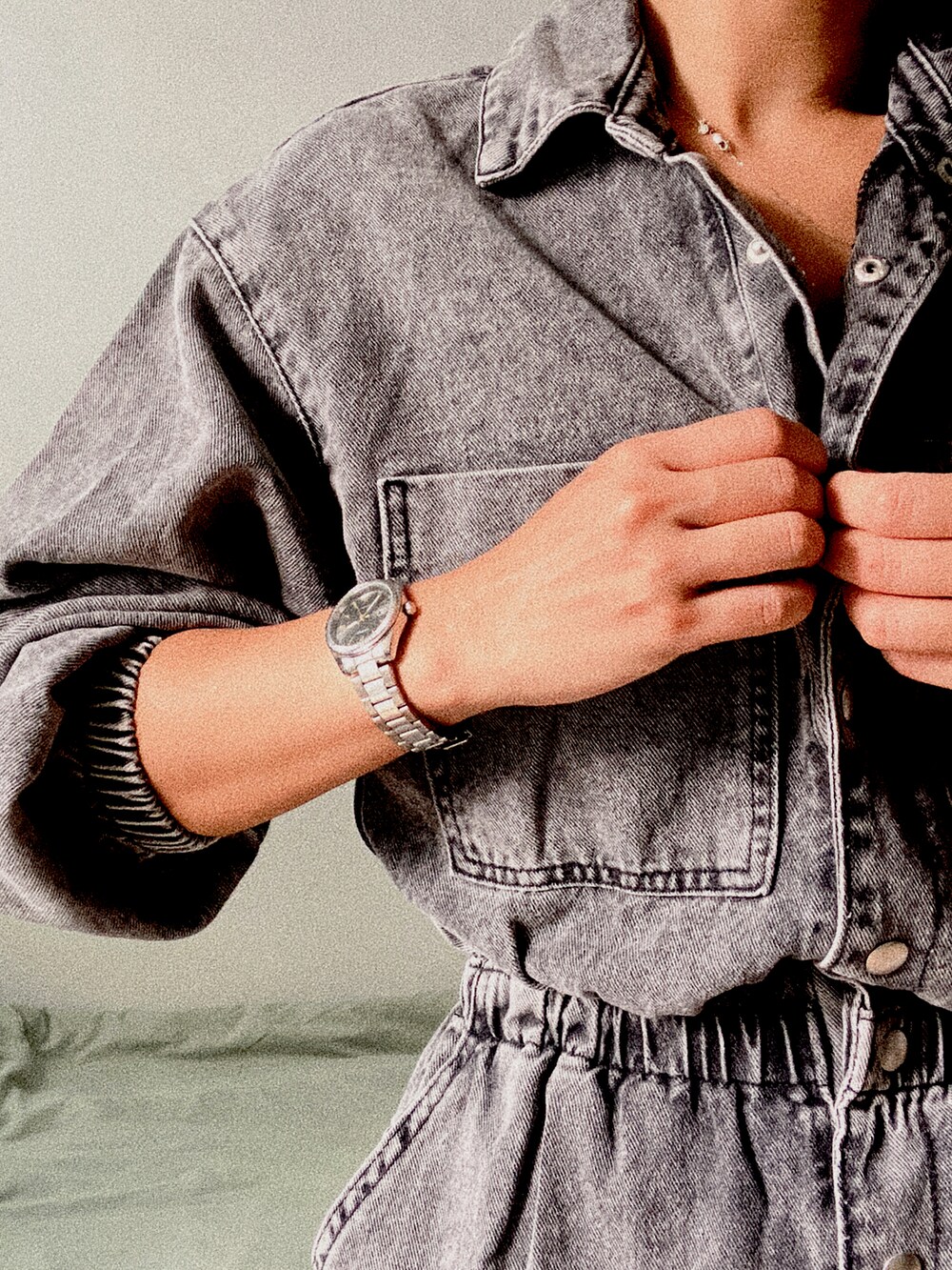 グレー系のつなぎ/オールインワンを着用したレディースの秋コーディネートの4枚目の写真