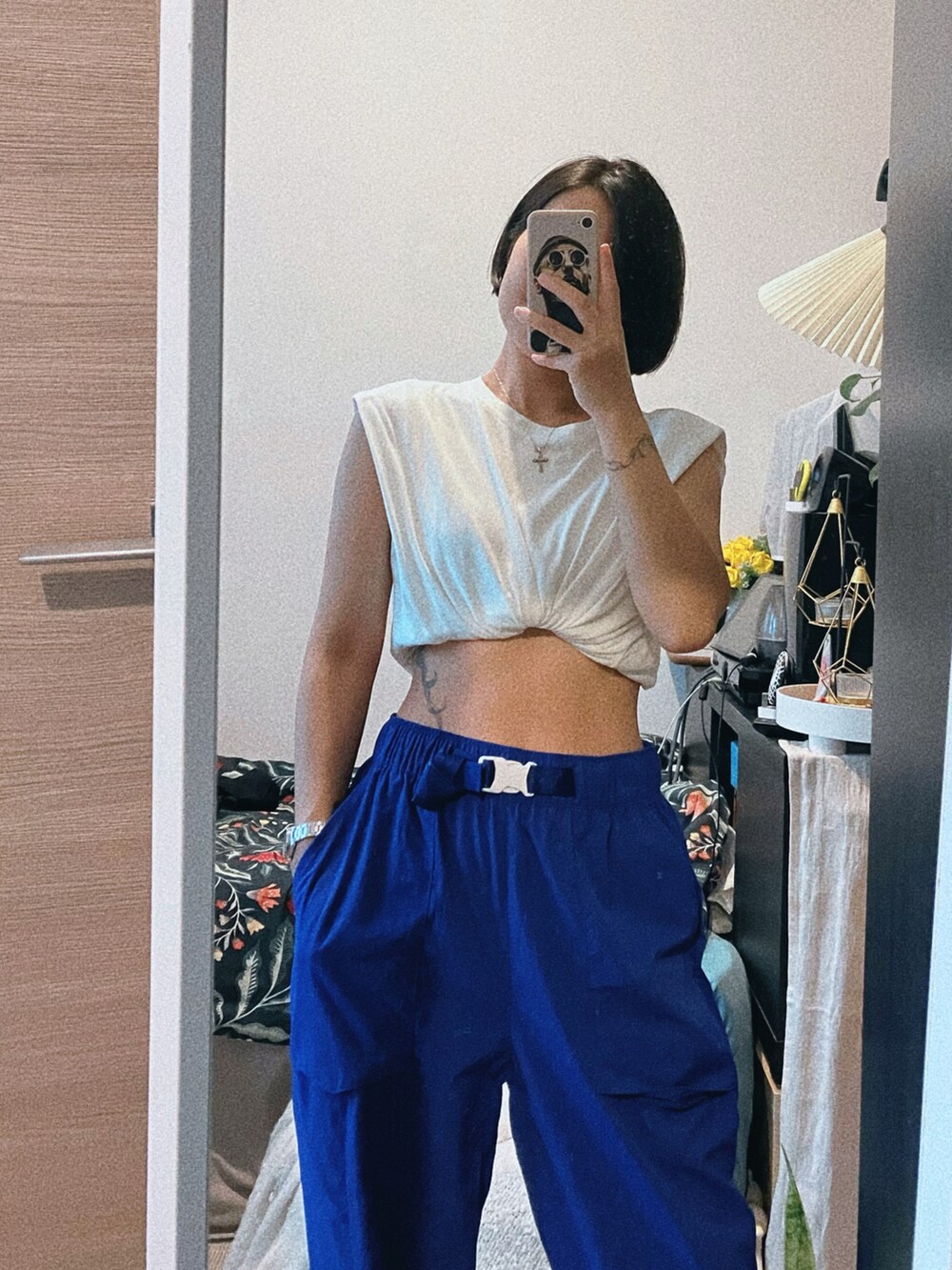 ホワイト系のTシャツ/カットソー、ブルー系のその他パンツ、グレー系のスニーカーを着用したレディースの秋コーディネートの2枚目の写真