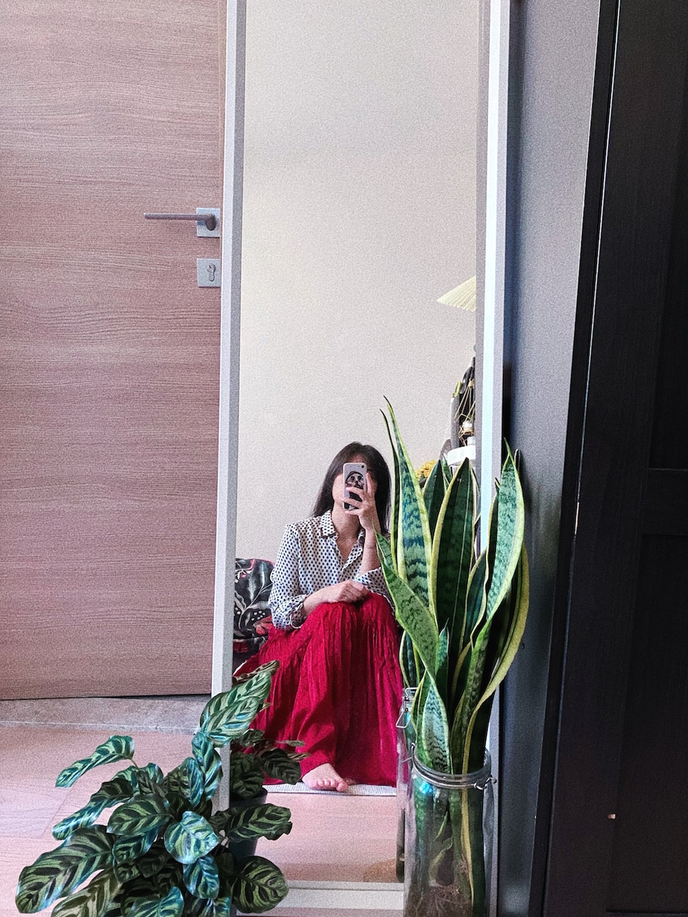 ホワイト系のシャツ/ブラウス、レッド系のスカートを着用したレディースの秋コーディネートの3枚目の写真