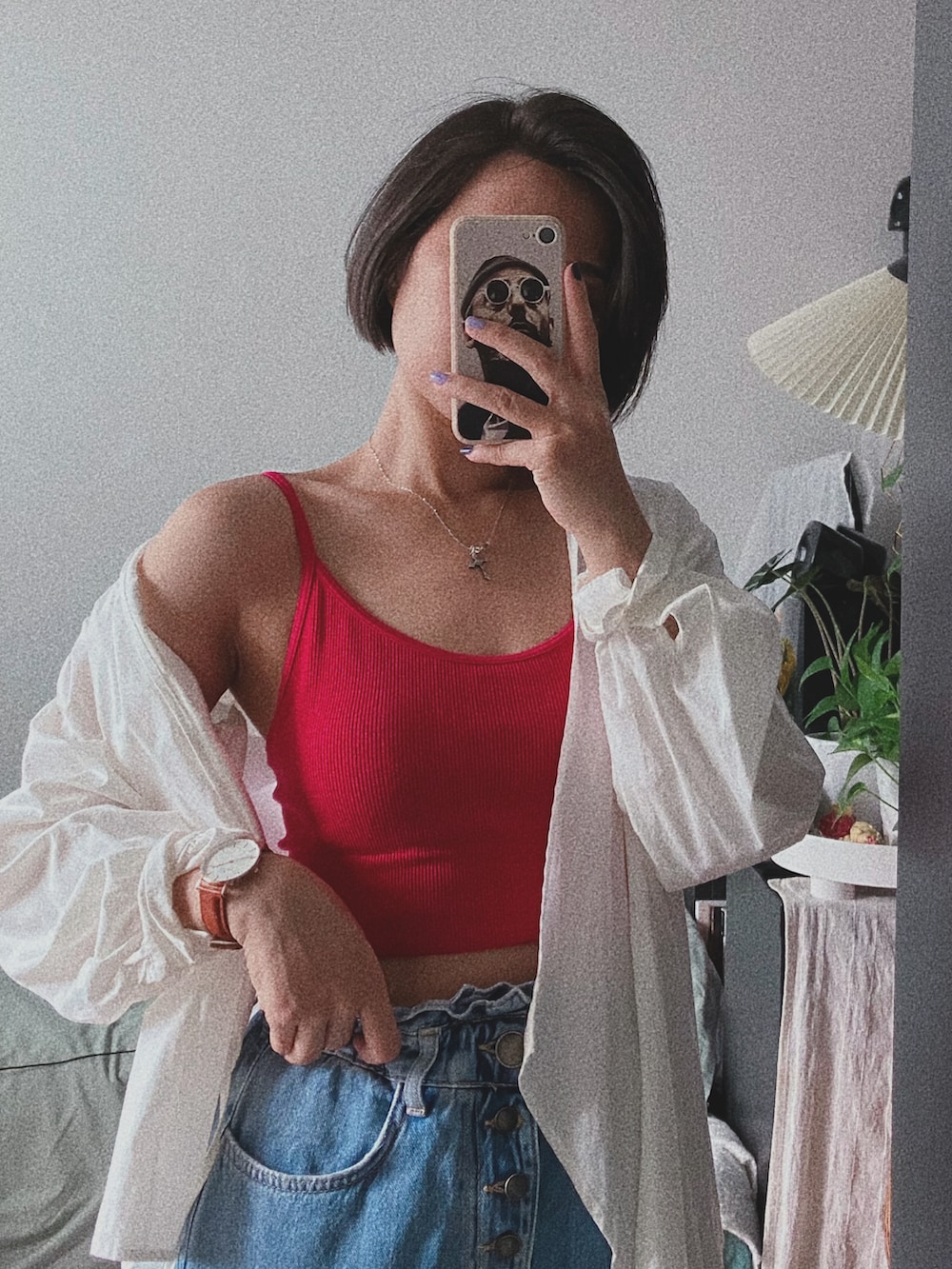 ホワイト系のシャツ/ブラウス、その他のキャミソール、ブルー系のデニムパンツを着用したレディースの秋コーディネートの2枚目の写真