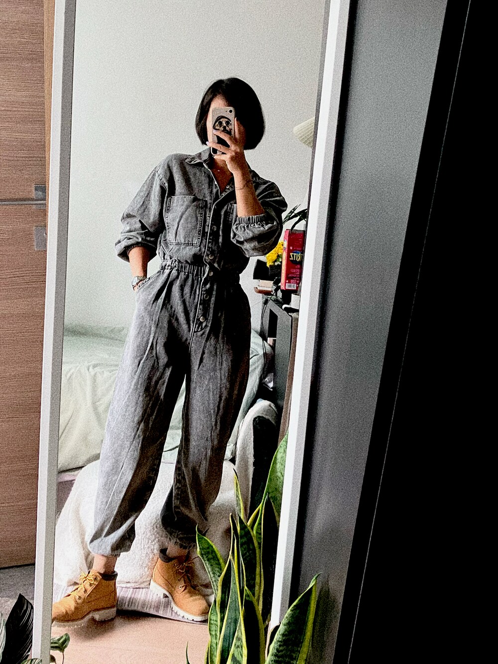 グレー系のつなぎ/オールインワンを着用したレディースの秋コーディネートの2枚目の写真