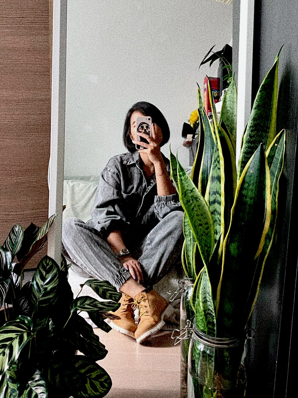 グレー系のつなぎ/オールインワンを着用したレディースの秋コーディネートの3枚目の写真