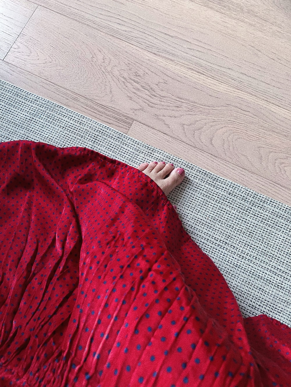 ホワイト系のシャツ/ブラウス、レッド系のスカートを着用したレディースの秋コーディネートの4枚目の写真