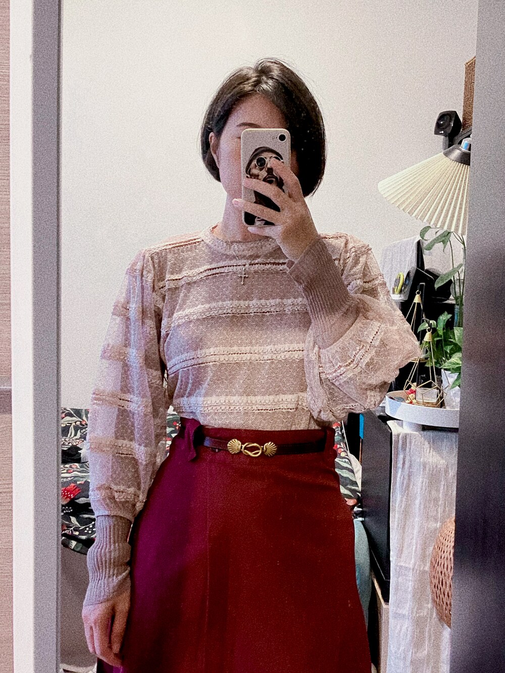 ピンク系のニット/セーター、その他のスカート、ピンク系のスニーカーを着用したレディースの秋コーディネートの2枚目の写真