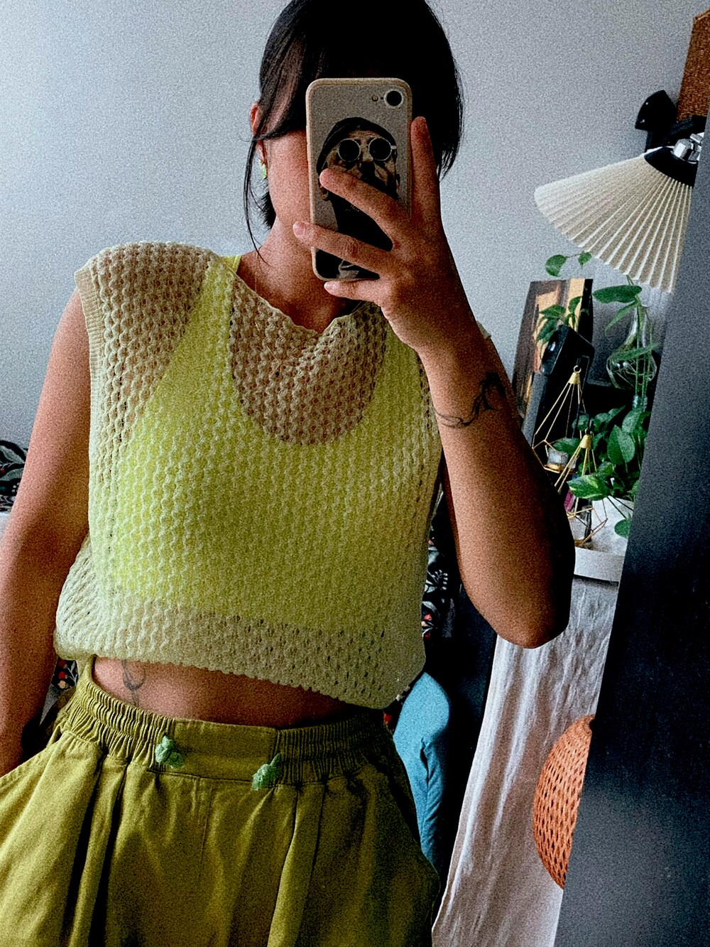 グリーン系のカーゴパンツ、イエロー系のスウェット、イエロー系のその他トップスを着用したレディースの夏コーディネートの2枚目の写真