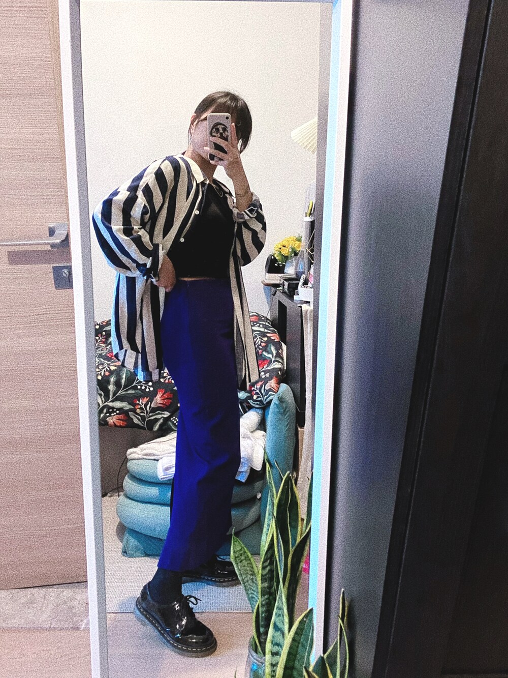 ブラック系のその他トップス、パープル系のスカート、ブルー系のアンサンブルを着用したレディースの秋コーディネートの2枚目の写真