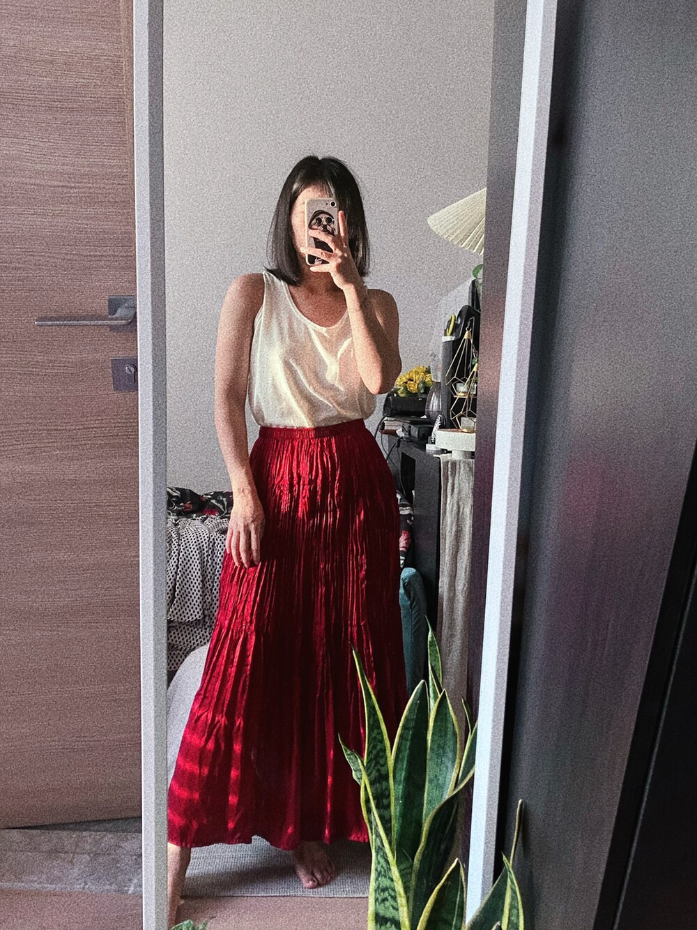 ホワイト系のシャツ/ブラウス、レッド系のスカートを着用したレディースの秋コーディネートの2枚目の写真