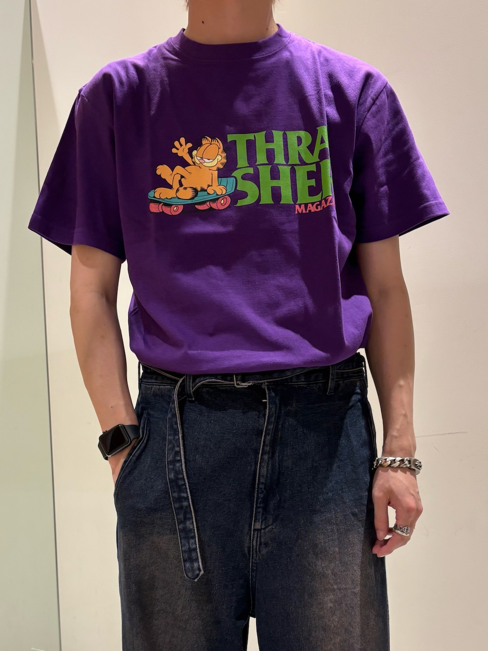 ブラック系のシャツ/ブラウス、パープル系のTシャツ/カットソー、ブルー系のデニムパンツを着用したメンズの夏コーディネートの3枚目の写真
