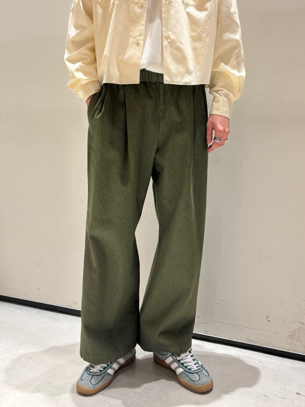 ホワイト系のシャツ/ブラウス、グリーン系のデニムパンツ、その他のその他を着用したメンズの春コーディネートの3枚目の写真