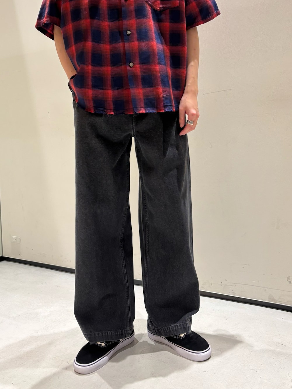 レッド系のシャツ/ブラウス、ブラック系のデニムパンツを着用したメンズの春コーディネートの3枚目の写真