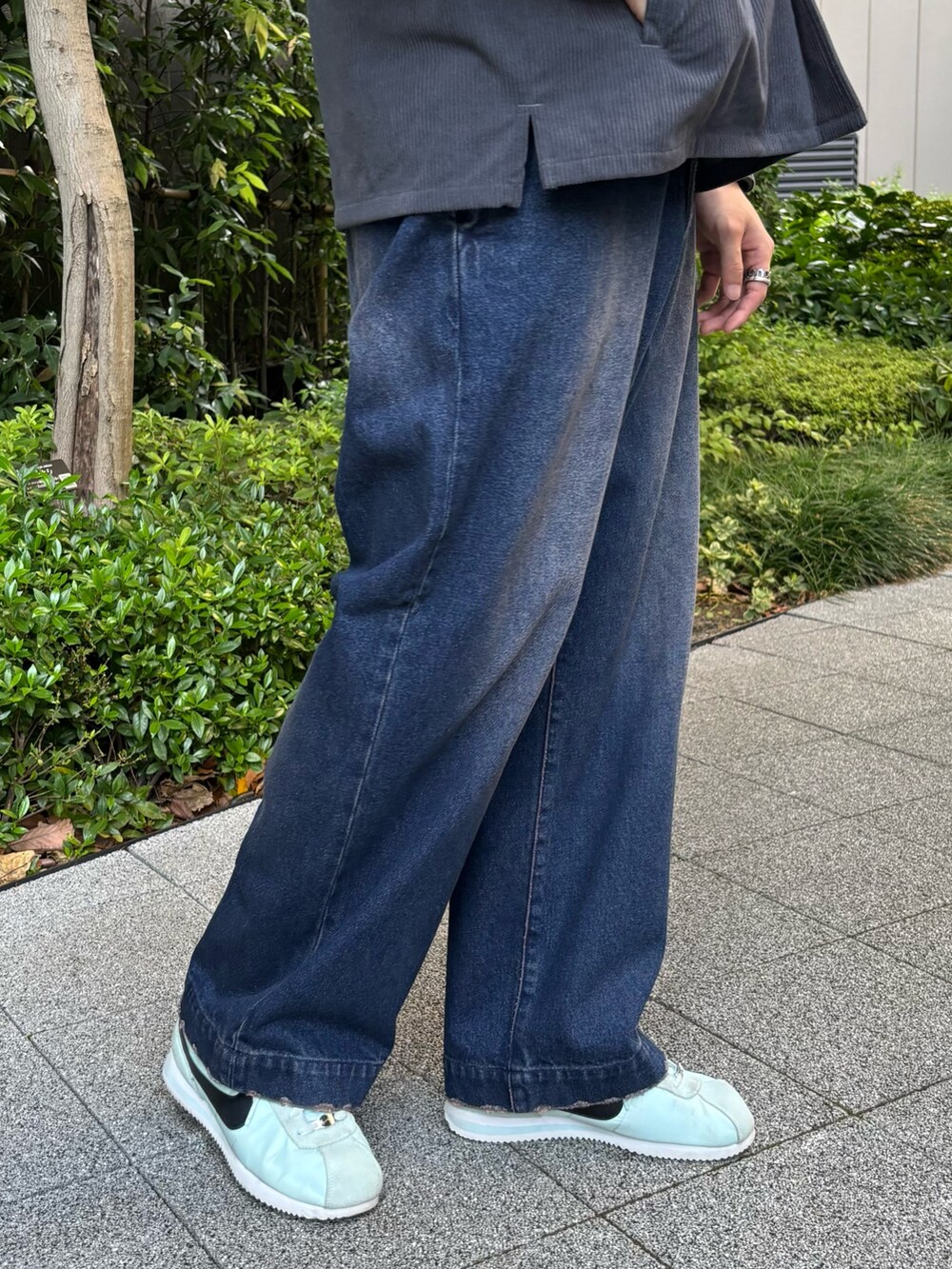 グレー系のシャツ/ブラウス、ブルー系のデニムパンツ、その他のその他を着用したメンズの秋コーディネートの4枚目の写真