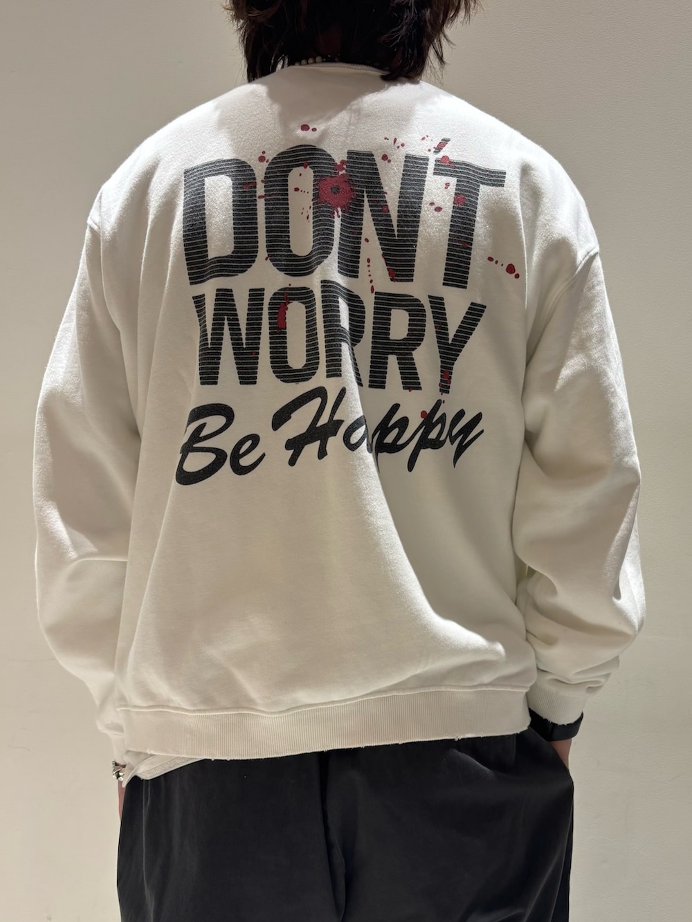 ブルー系のシャツ/ブラウス、ホワイト系のスウェット、ブラック系のチノパンツを着用したメンズの冬コーディネートの4枚目の写真