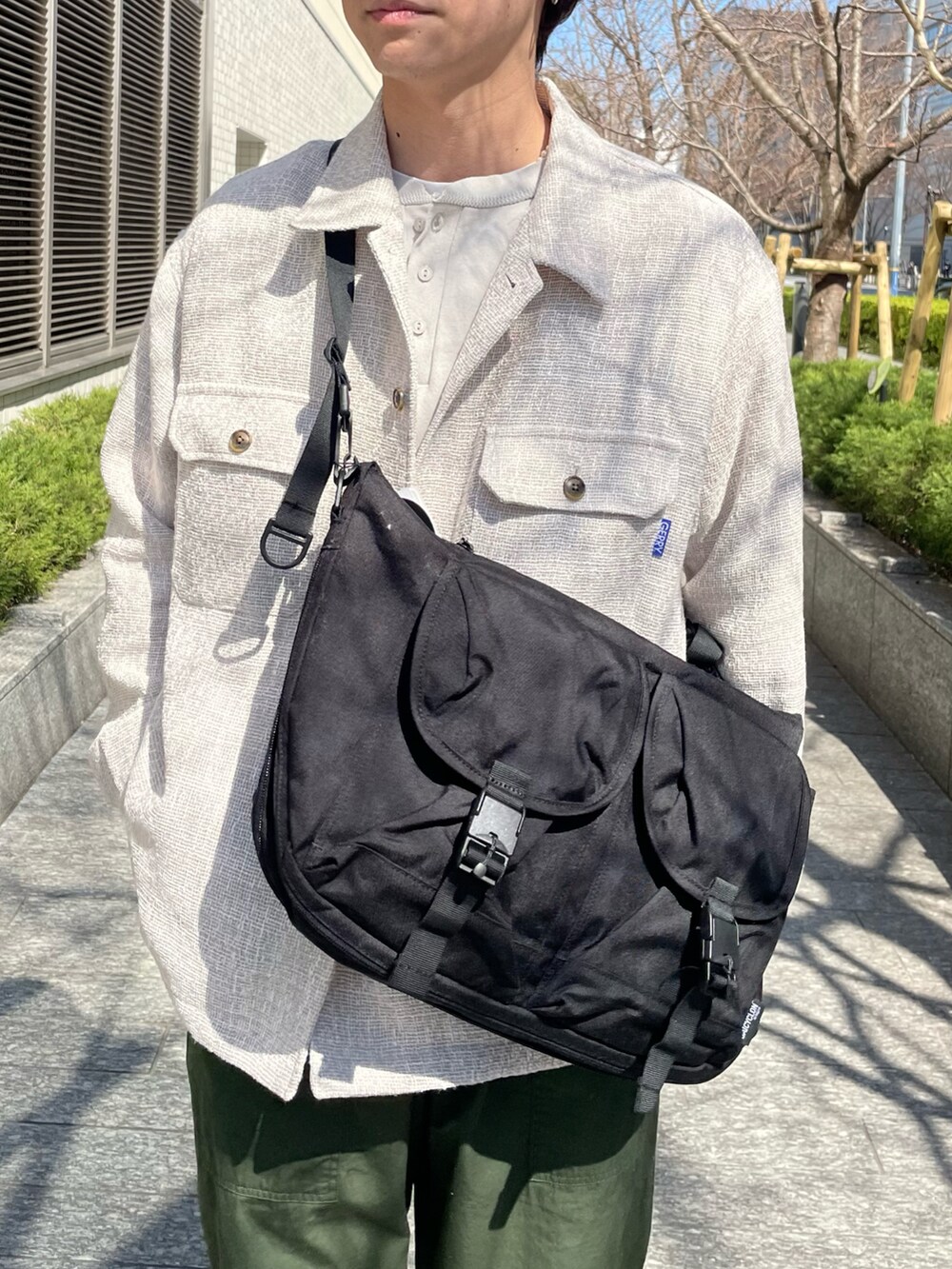 ベージュ系のその他アウター、グリーン系のその他パンツ、ベージュ系のサンダルを着用したメンズの春コーディネートの3枚目の写真