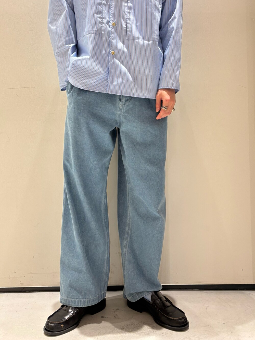 ブルー系のシャツ/ブラウス、ブラック系のマウンテンパーカー、ブルー系のデニムパンツを着用したメンズの春コーディネートの4枚目の写真