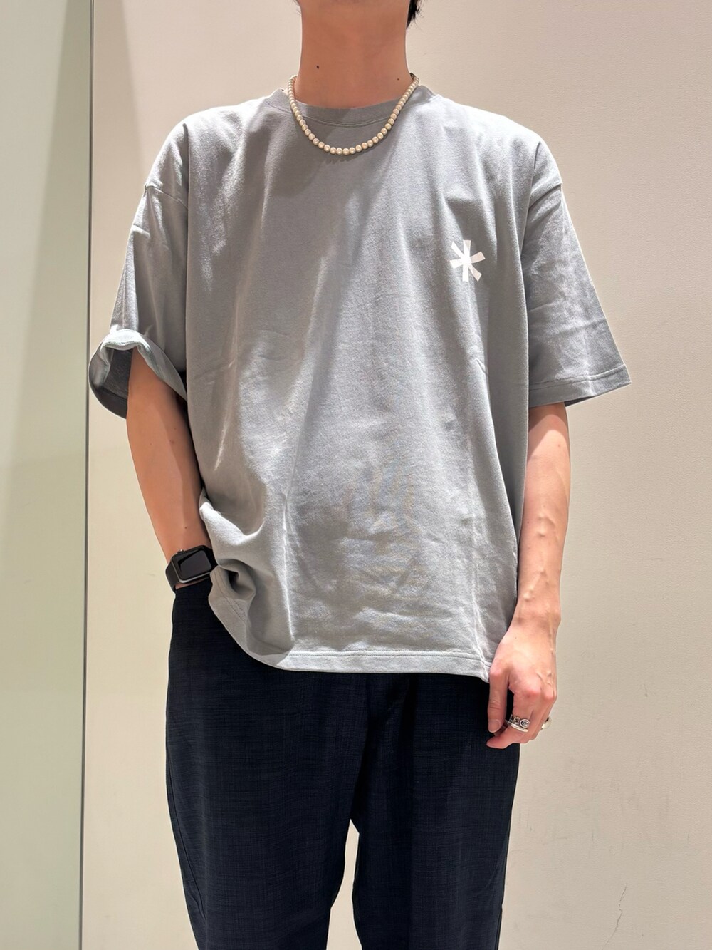 ブルー系のシャツ/ブラウス、グリーン系のTシャツ/カットソー、ブルー系のスラックスを着用したメンズの春コーディネートの3枚目の写真