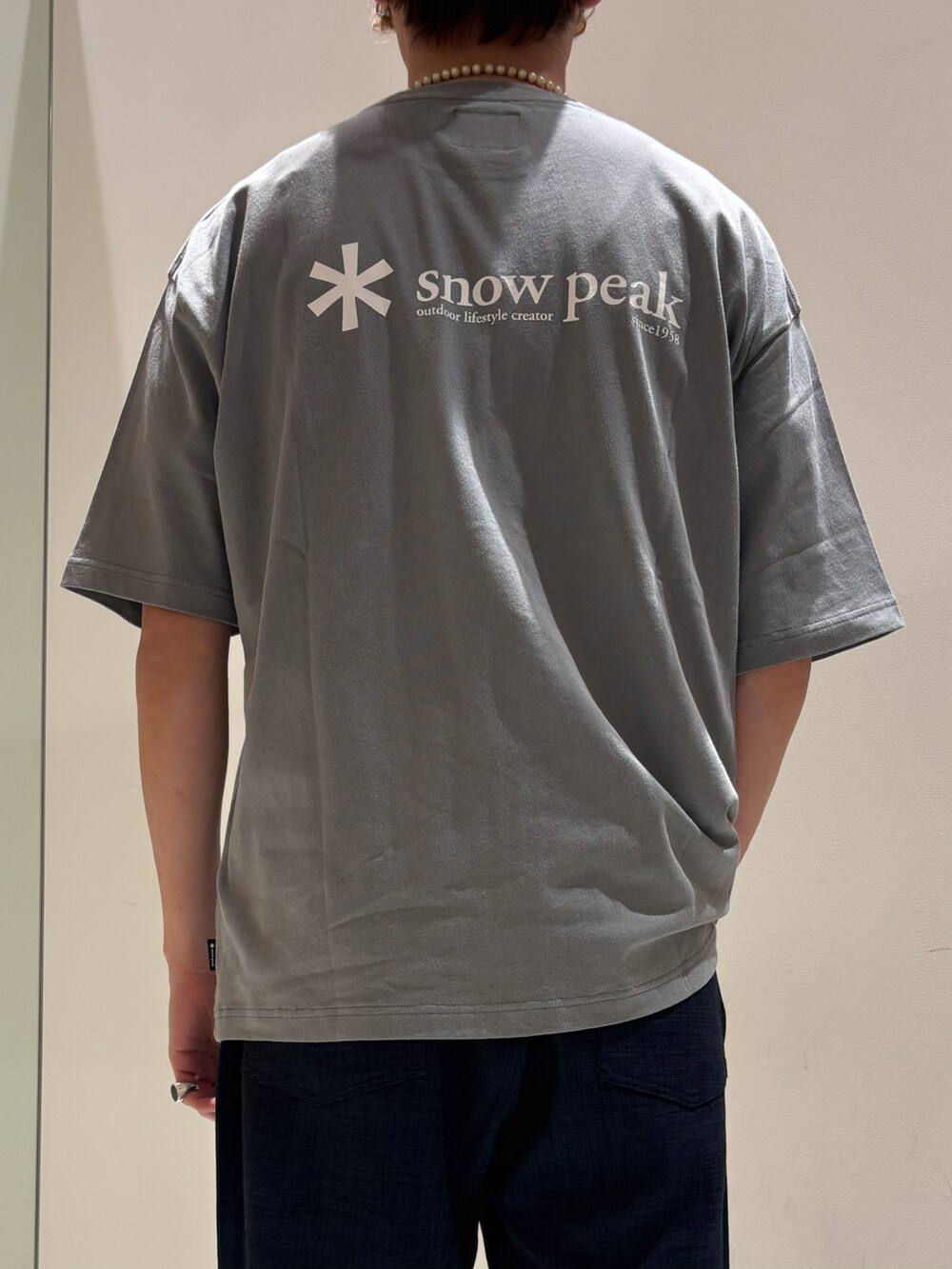 ブルー系のシャツ/ブラウス、グリーン系のTシャツ/カットソー、ブルー系のスラックスを着用したメンズの春コーディネートの4枚目の写真