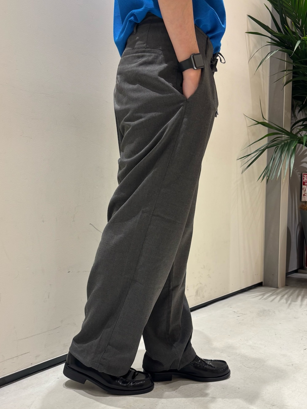 ブルー系のTシャツ/カットソー、ブルー系のシャツ/ブラウス、グレー系のスラックスを着用したメンズの春コーディネートの6枚目の写真