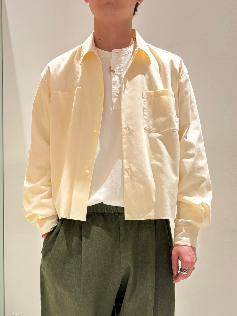 ホワイト系のシャツ/ブラウス、グリーン系のデニムパンツ、その他のその他を着用したメンズの春コーディネートの2枚目の写真