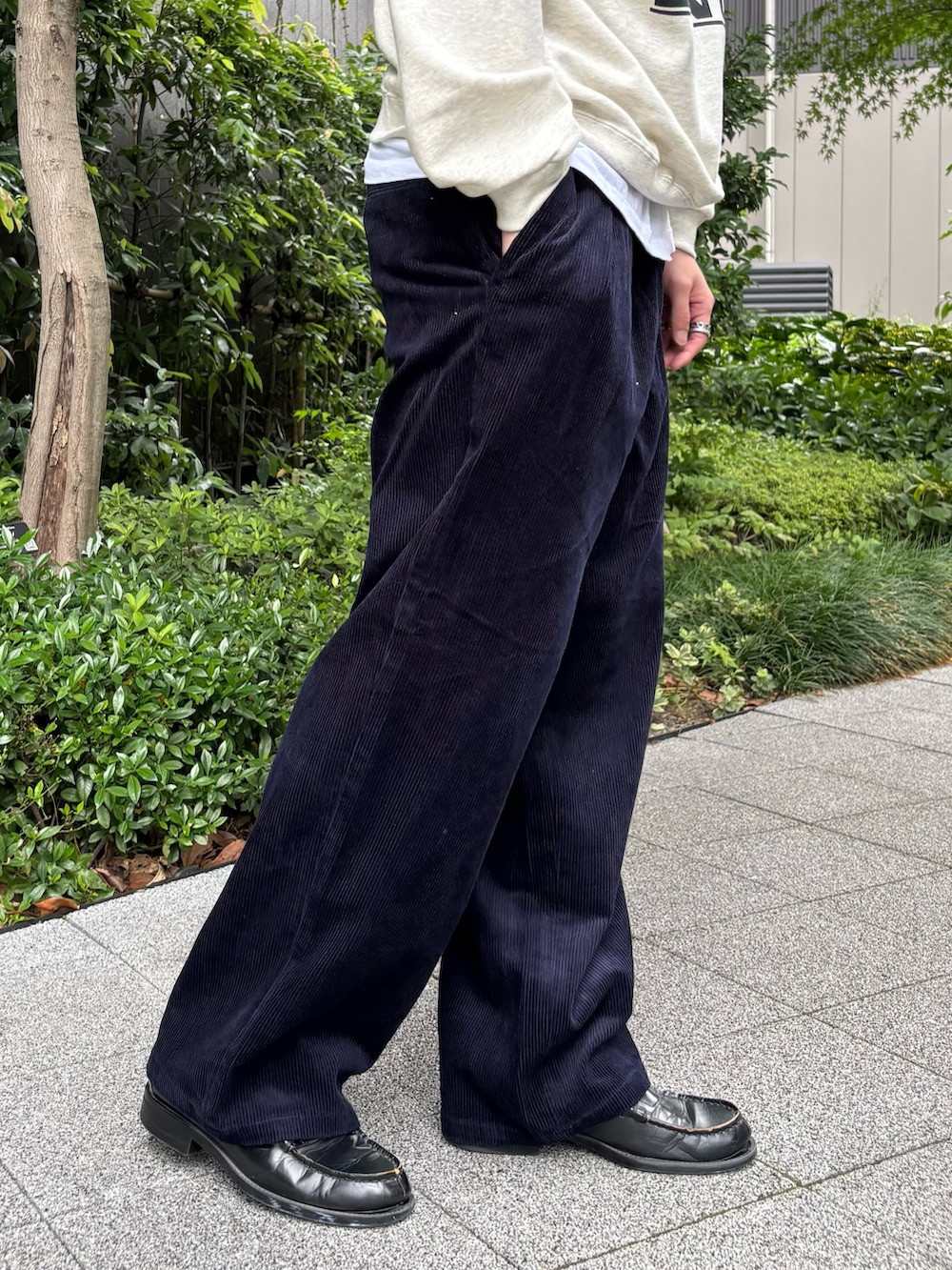 ブルー系のその他アウター、ブルー系のスウェット、ブルー系のスラックスを着用したメンズの秋コーディネートの5枚目の写真