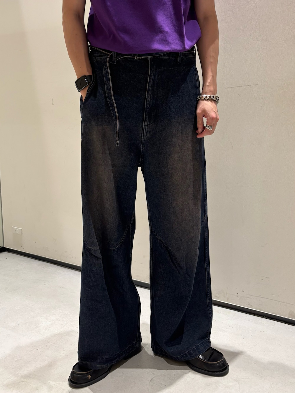 ブラック系のシャツ/ブラウス、パープル系のTシャツ/カットソー、ブルー系のデニムパンツを着用したメンズの夏コーディネートの4枚目の写真