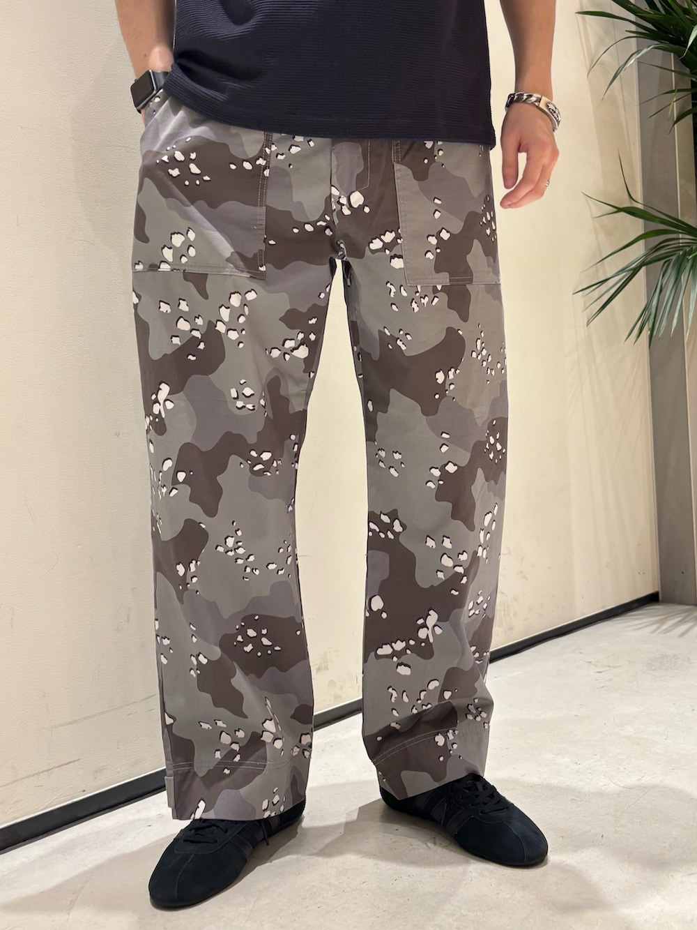 ブラック系のテーラードジャケット、グレー系のその他パンツ、ブラック系のスニーカーを着用したメンズの春コーディネートの4枚目の写真