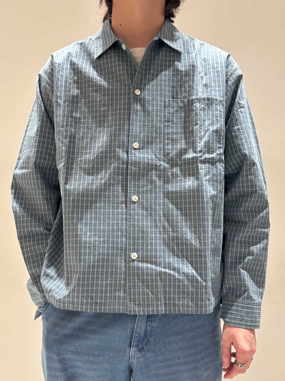 グリーン系のシャツ/ブラウス、ブルー系のデニムパンツ、その他のその他を着用したメンズの冬コーディネートの2枚目の写真