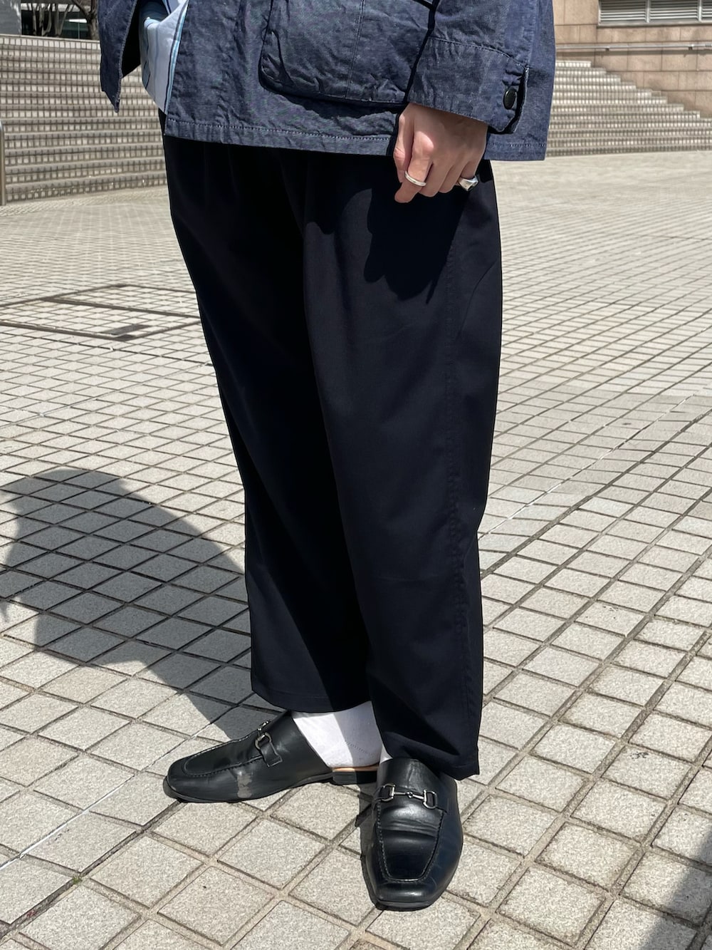 ブルー系のデニムジャケット、ブルー系のスラックスを着用したメンズの春コーディネートの4枚目の写真