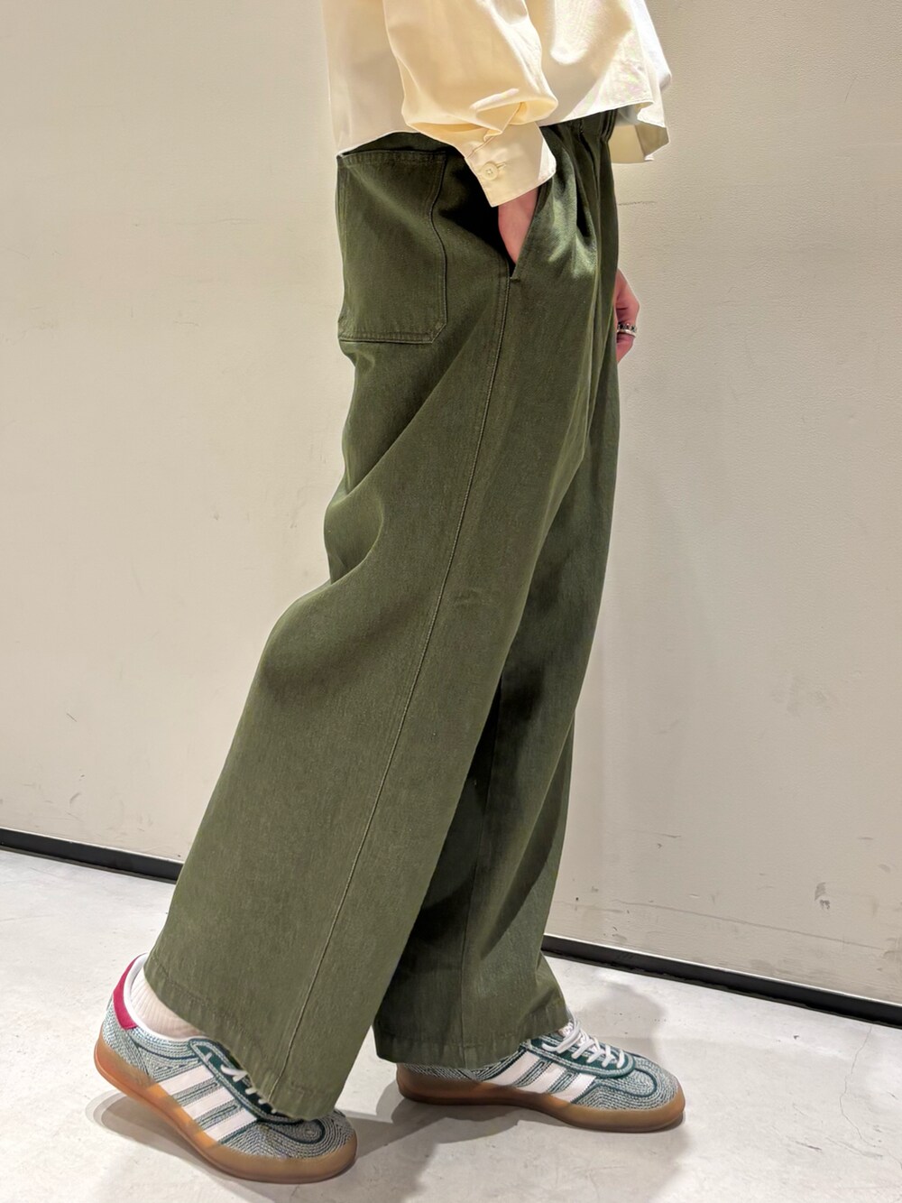 ホワイト系のシャツ/ブラウス、グリーン系のデニムパンツ、その他のその他を着用したメンズの春コーディネートの4枚目の写真