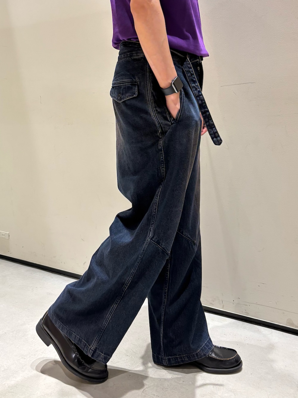 ブラック系のシャツ/ブラウス、パープル系のTシャツ/カットソー、ブルー系のデニムパンツを着用したメンズの夏コーディネートの5枚目の写真