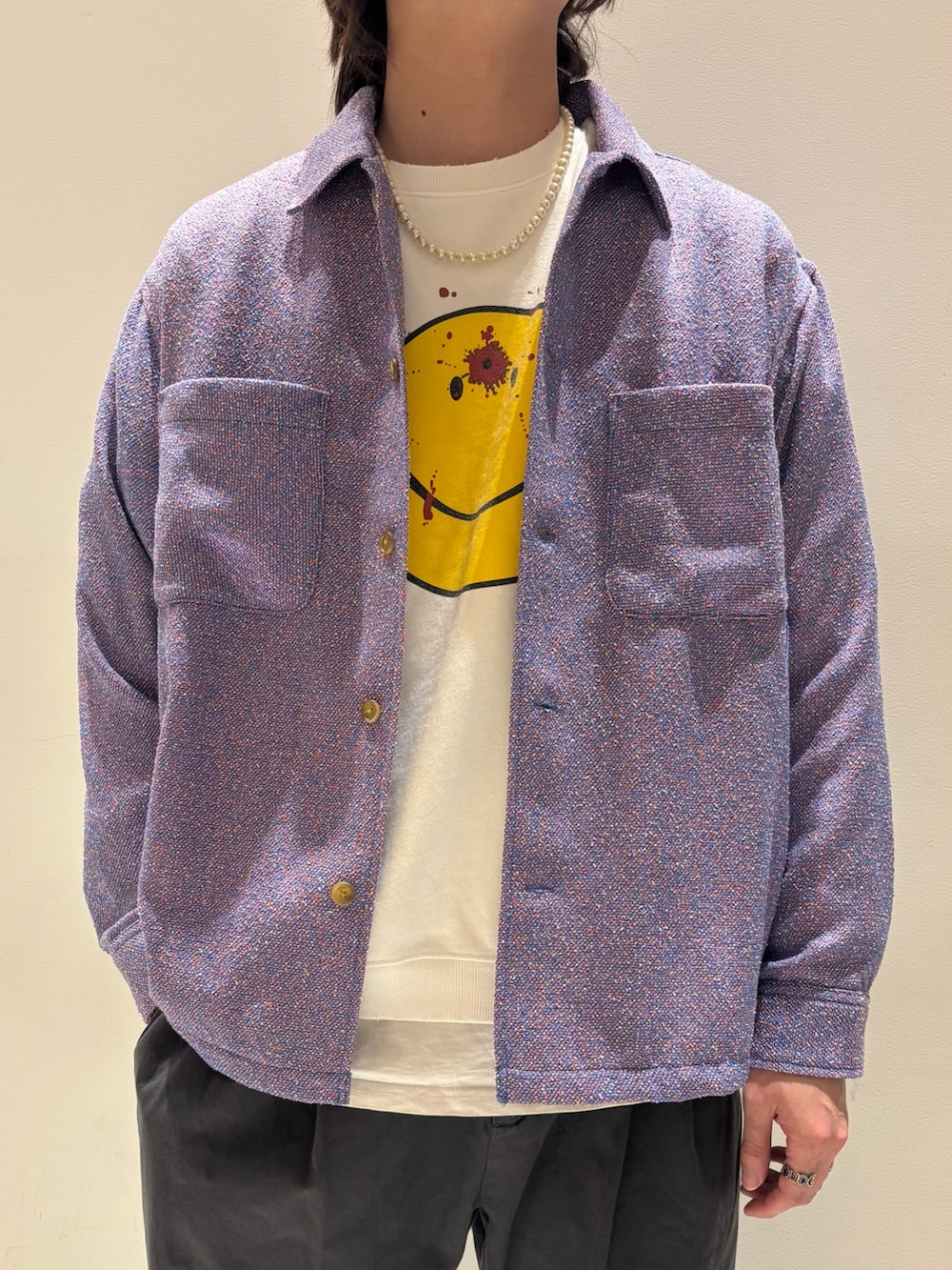 ブルー系のシャツ/ブラウス、ホワイト系のスウェット、ブラック系のチノパンツを着用したメンズの冬コーディネートの2枚目の写真