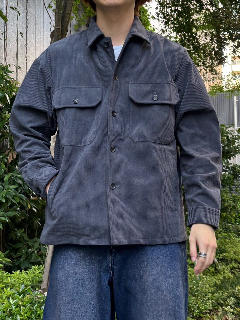 グレー系のシャツ/ブラウス、ブルー系のデニムパンツ、その他のその他を着用したメンズの秋コーディネートの2枚目の写真