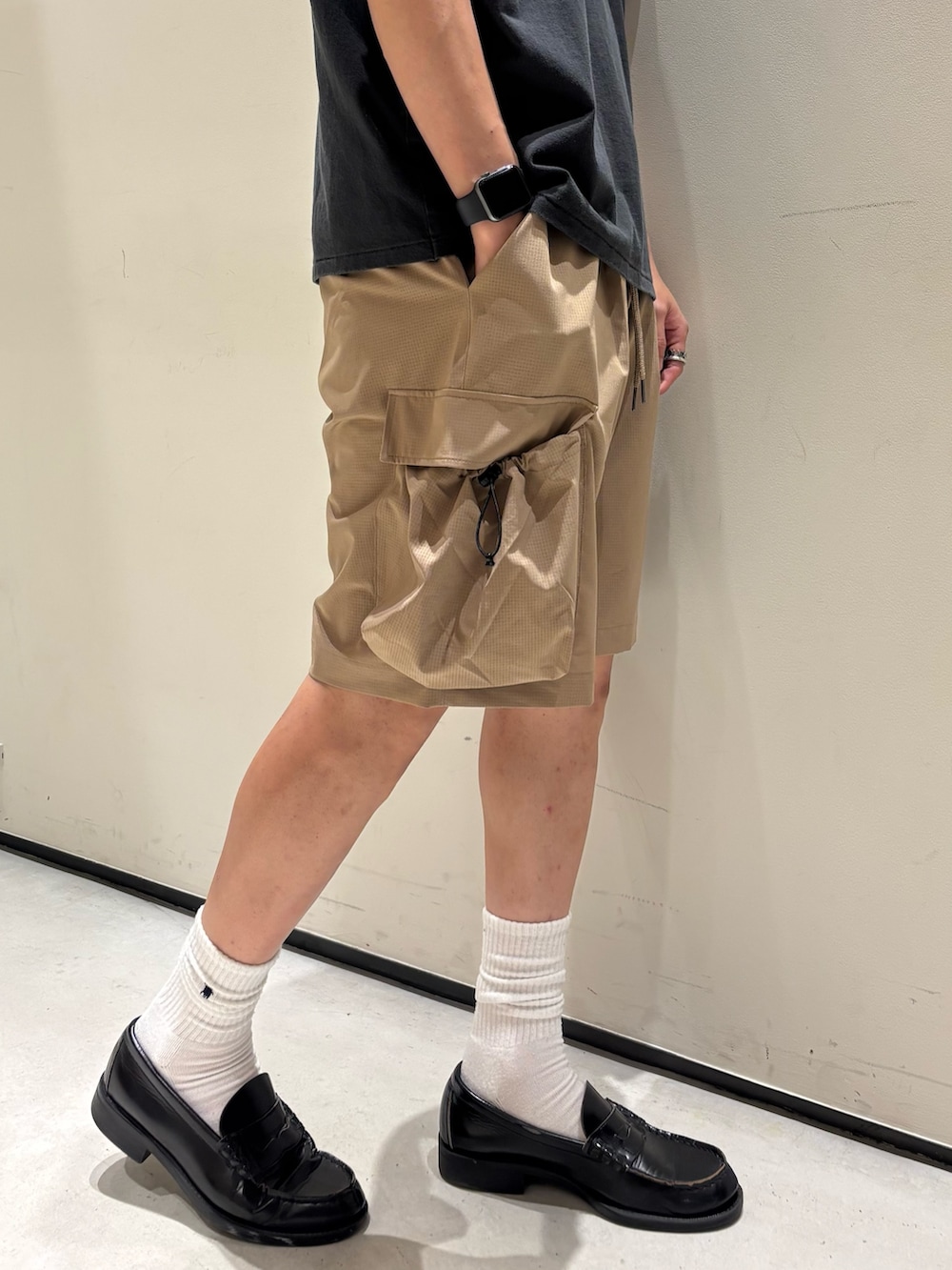 ブラック系のTシャツ/カットソー、ブラック系のショルダーバッグ、ベージュ系のその他パンツを着用したメンズの夏コーディネートの5枚目の写真