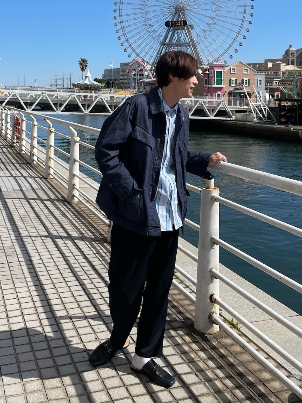 ブルー系のデニムジャケット、ブルー系のスラックスを着用したメンズの春コーディネートの2枚目の写真