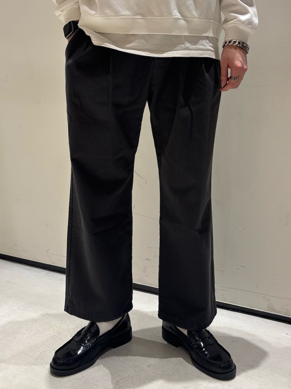 ブルー系のシャツ/ブラウス、ホワイト系のスウェット、ブラック系のチノパンツを着用したメンズの冬コーディネートの5枚目の写真