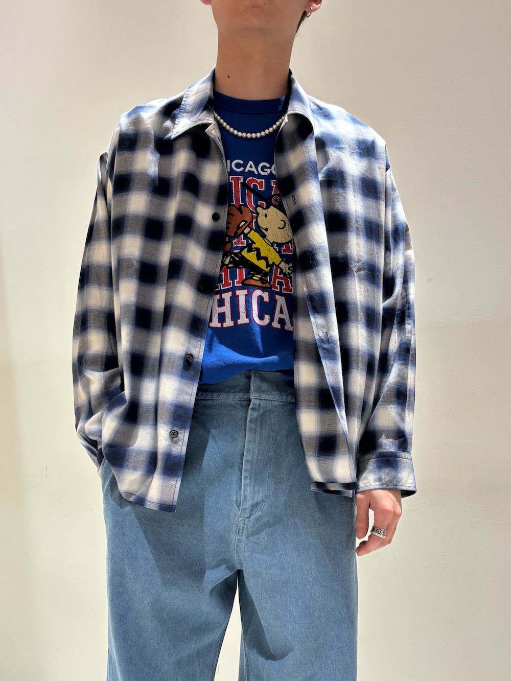「シャツスタイル、デニム、ローファー、キャップ、春めき満開コーデ、春コーデ、大人カジュアル、休日スタイル、カジュアルコーデ、春服コーデ、チェックシャツ、ワイドパンツ、やっぱり帽子が好き」｜「JOURNAL STANDARD relumeのコットン/レーヨン オンブレチェックシャツ（シャツ/ブラウス、ブルー系）」を使った、ないきさん（メンズ・182cm）の春コーディネートの2枚目の写真